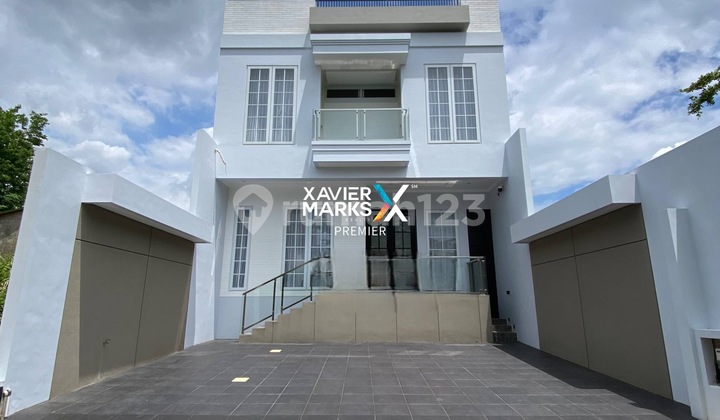 For Sale Semi-Furnished Luxury House in the Elite Araya Malang Area For Sale Semi-Furnished Luxury House in the Elite Araya Malang Area