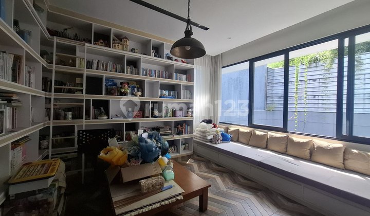 Dijual Rumah Lux dengan Kolam Renag dan Harga Bagus di Setraduta Bandung 2