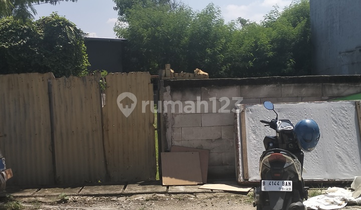 S2110-54#3% Tanah 300 M2 Hadap Selatan Lokasi Bisa Workshop Agak Bising Jalan 2 Mobil Lebar Dekat Kav Dki Meruya