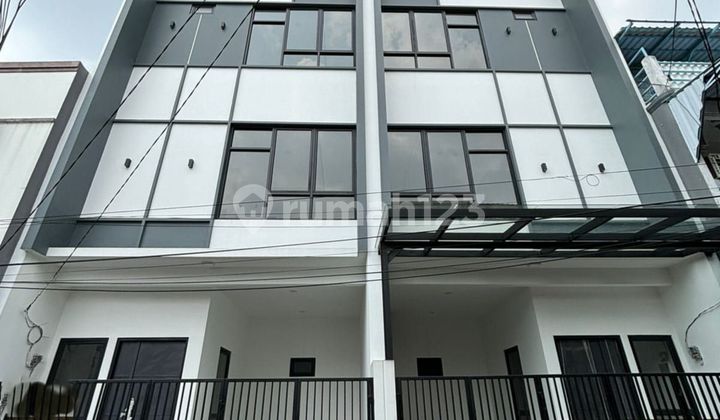 J1500-%4d1 Rumah baru 3 lantai 5x11 m2 hadap barat Tanjung duren