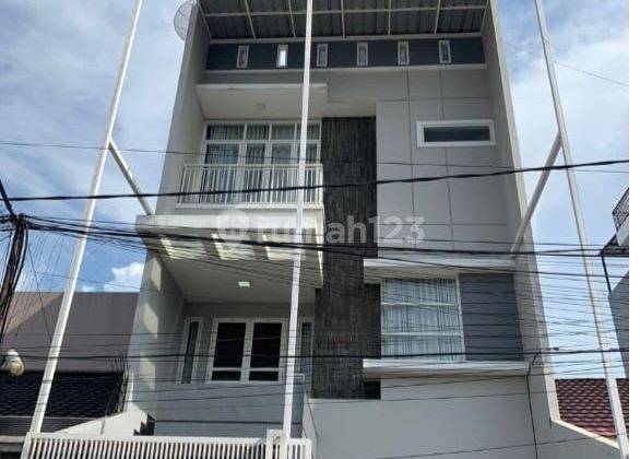 J1582-CBL5 rumah 3,5 lantai furnish hadap Utara carport 2 mbl jalan 2 mbl lega taman ratu 1