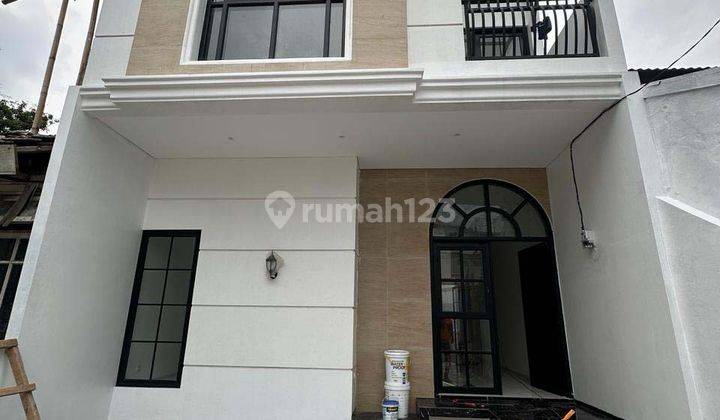 Rumah 3 Lantai Baru Semi Furnished di Griya Loka Bsd, Tangerang 1