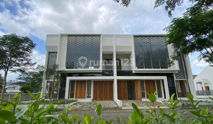 tampak depan rumah 2 lantai dekat fk