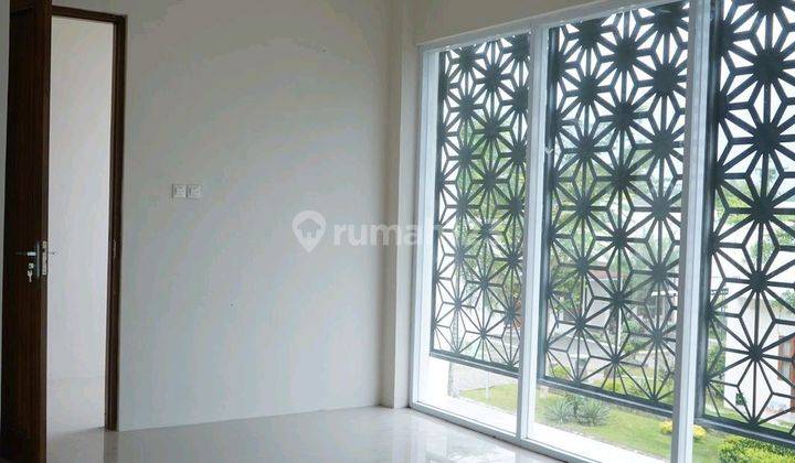 ruang keluarga rumah 2 lantai dekat fk