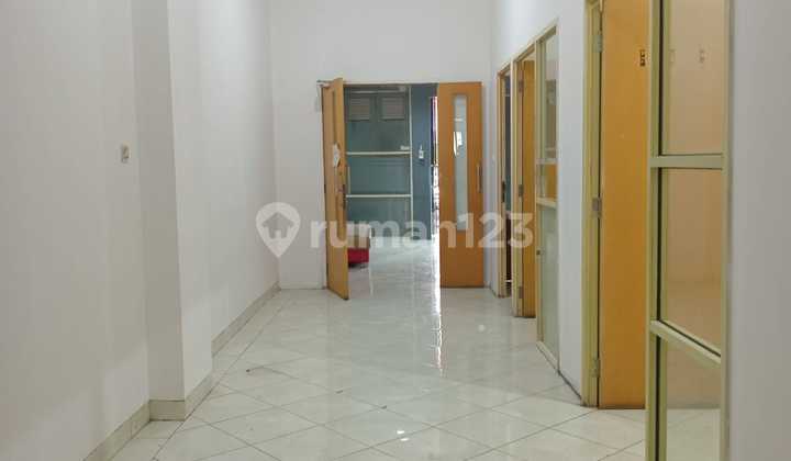 3.5-Story Shop House in City Center with Front & Back Parking, Spacious for Office and Business 2