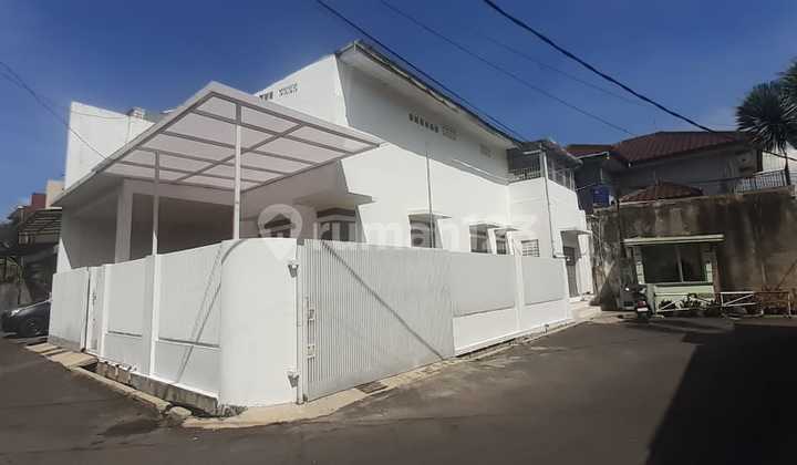 Rumah Cantik Putih Posisi Hook di Sindang Barang Antapani