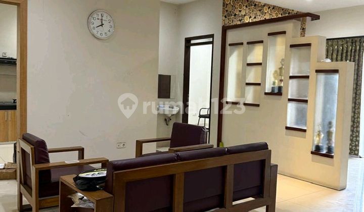 Rumah 3 Lantai Dengan Kamar Tidur 7 Di Singgasana