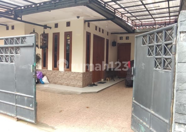 Rumah 1 Lantai Dengan Luas 200m Kamar Tidur 3 Dan Carport 2