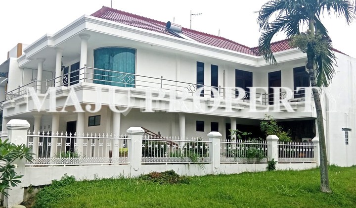 Nice 2.5-Story House in Raffless Hills Cibubur 2