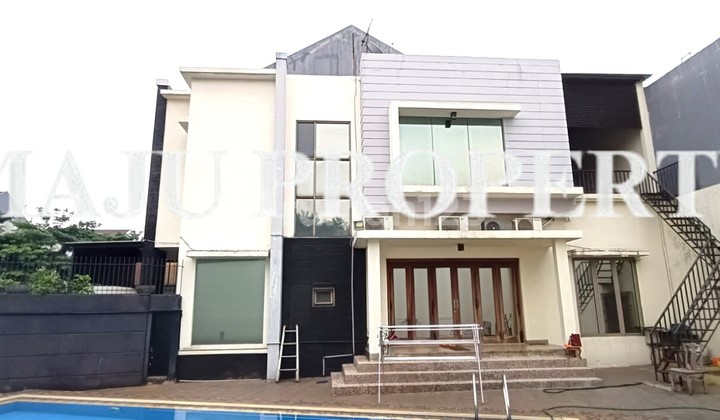 Rumah Bagus Ada Kolam Renang, Di Raffles Hills  2