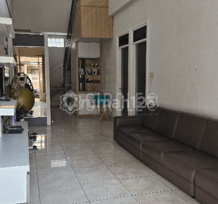 Rumah Sewa 2 Lantai Semi Furnished di Taman Holis Indah, Bandung 1