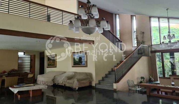 Disewakan Rumah Mewah Semi Furnished di Ciumbuleuit 1