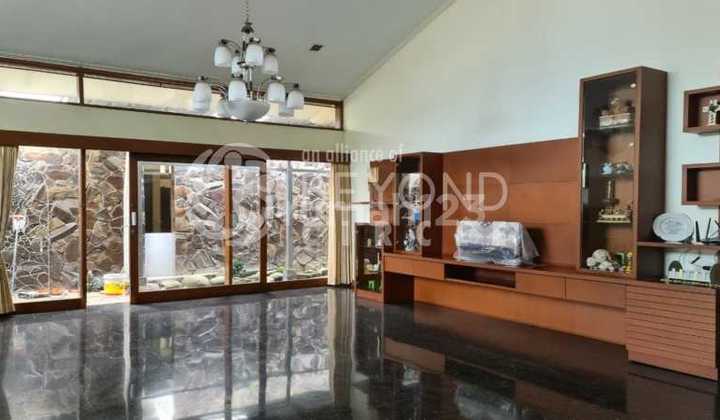 Disewakan Rumah Mewah Semi Furnished di Ciumbuleuit 8