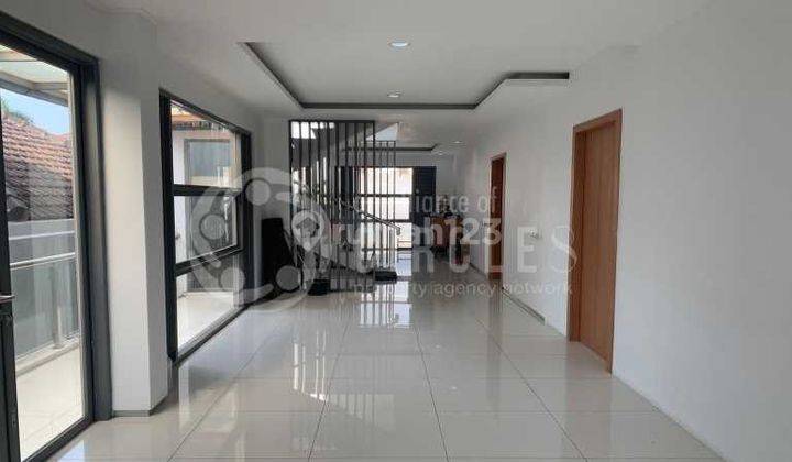 Rumah 3 Lantai Bagus Furnished di Jalan Mangga Cihapit, Bandung 1