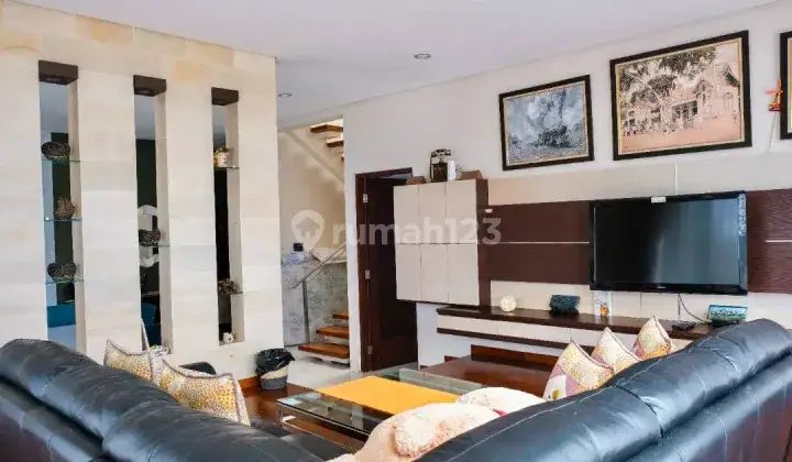 Rumah 3 Lantai Bagus Semi Furnished SHM di Dago, Bandung 1