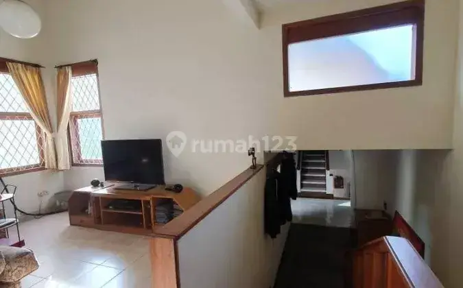 Rumah 2 Lantai Bagus Furnished SHM di Ciburial, Bandung 1