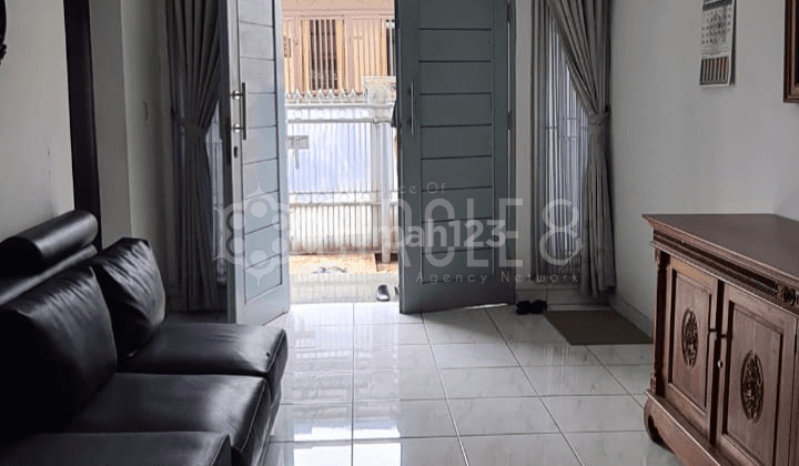 Rumah 2 Lantai Bagus Unfurnished SHM di Sarijadi, Bandung 1