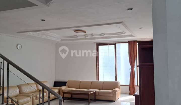 Disewakan Rumah Mewah 2 Lantai Furnish di Hegarmanah, Bandung