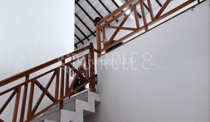 Rumah 2 Lantai Bagus Unfurnished SHM di Sarimanis, Bandung 2