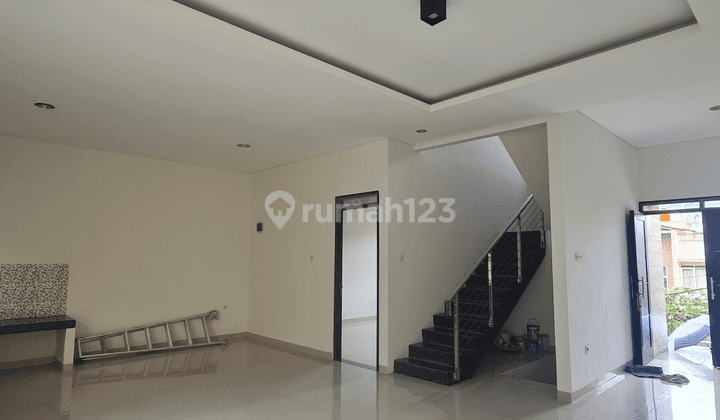 Rumah 3 Lantai Bagus Unfurnished SHM di Pondok Hijau, Bandung 2