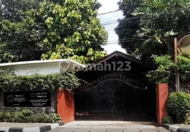 Dijual Rumah di Pusat Kota dengan Tanah Luas di Pusat Kota SHM