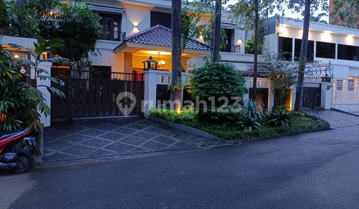 Rumah Mewah Dua Lantai di Pondok Indah