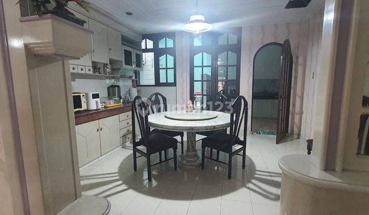 ruang makan rumah 3 lantai bagus di