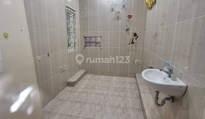 Rumah 4 Lantai Unfurnished SHM di Jalan Asia, Medan 2