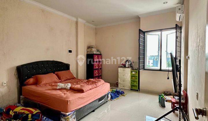 Rumah 3 Lantai Furnished di Jalan Karantina 2 , Medan 2