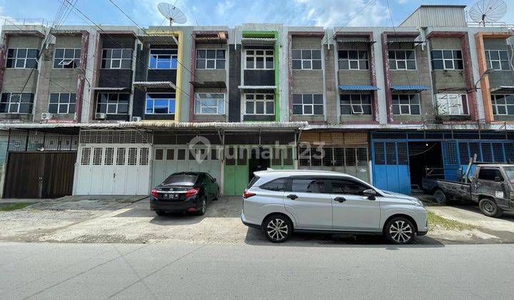 Rumah 3 Lantai di Jalan Madio Santoso, Medan 1