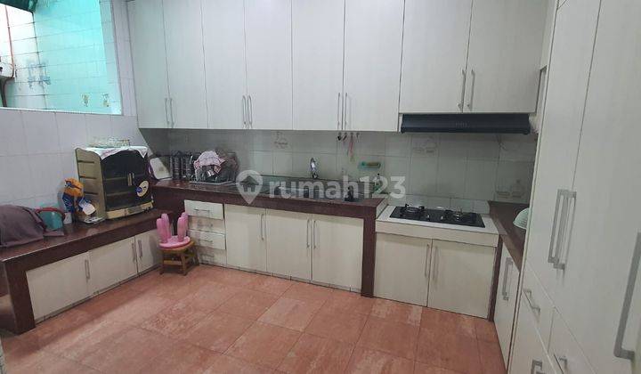 dapur rumah 3 lantai bagus di