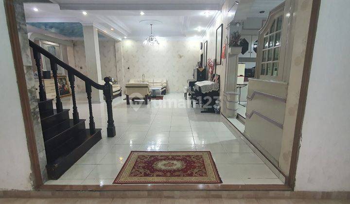 ruang keluarga rumah 3 lantai bagus di