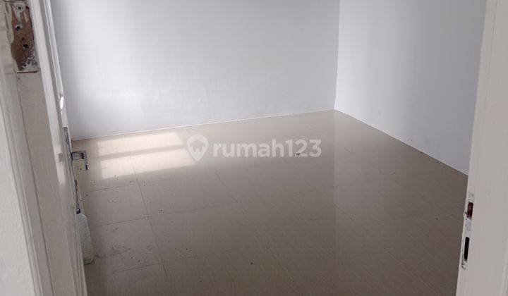 Rumah gaya minimalis sederhana memiliki area jogging track
