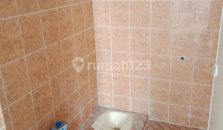 Rumah gaya minimalis sederhana memiliki area jogging track