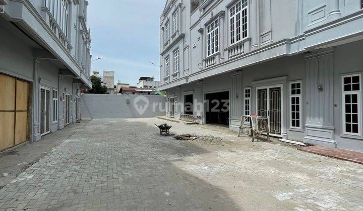 Dijual Rumah Jalan Madio Santoso ( Krakatau) 2 Lantai Shmbaru  1