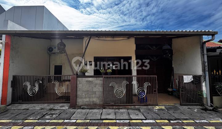 Ready-to-Occupy House Below Market Price Negotiable Until Deal in Kedinding Kenjeran Surabaya 1