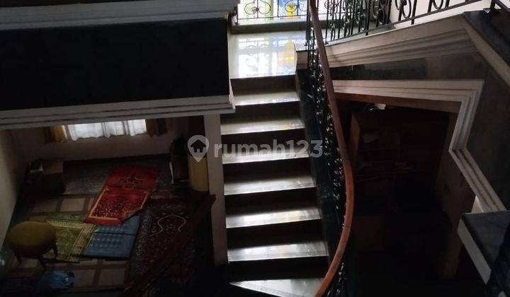 Dijual Rumah 2 Lantai Di Jalan Raya Kebon Jeruk, Jakarta Barat 2