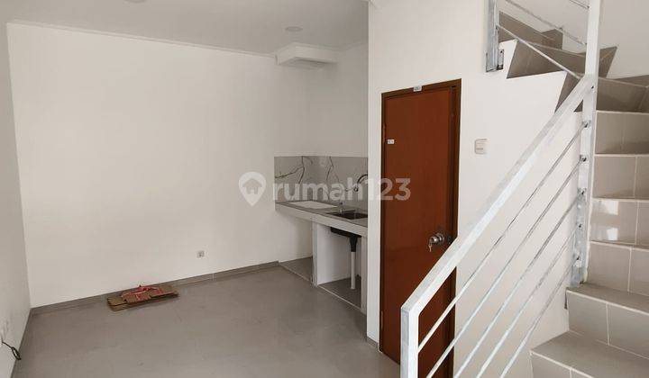 **Townhouse Baru di Tomang 3 Lantai Akses Mobil** 2