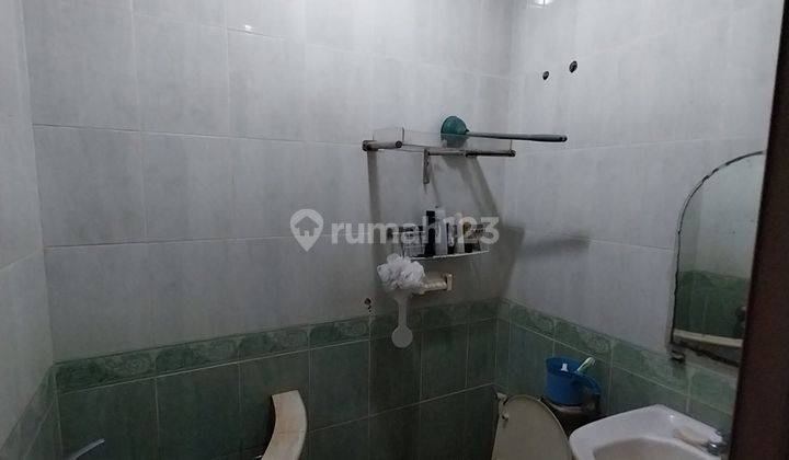 ** Rumah di Jelambar 2 Lantai SHM Butuh Renovasi Selatan** 2