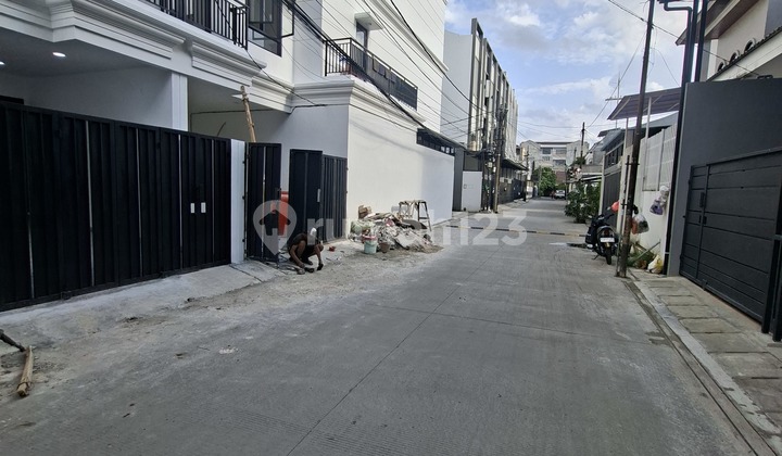 Rumah Bagus SHM di Taman Ratu 2