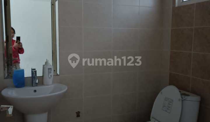 Disewakan Rumah 2 Lt di Puri Mansion Strategis dan Nyaman 2