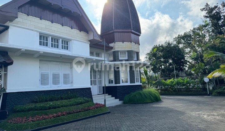 Rumah Kolonial Belanda Sangat Terawat Dekat Alun-alun Kota Malang Rumah Kolonial Belanda Sangat Terawat Dekat Alun-alun Kota Malang