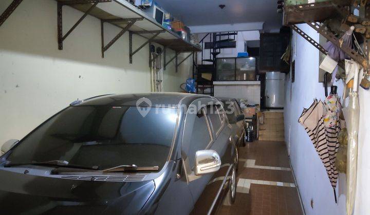 Rumah di Kebayoran Baru  2 Lantai SHM Butuh Renovasi View Utara 1