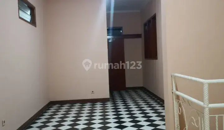 Sewa kontrak rumah 2lt modern minimalis main road katamso cocok untuk kantor /tempat usaha  15