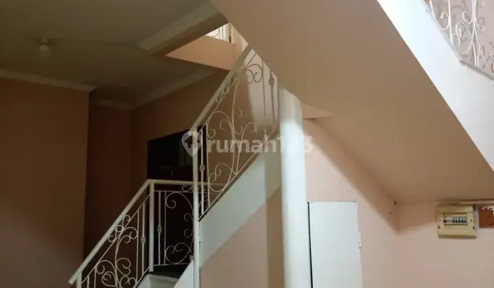 Sewa kontrak rumah 2lt modern minimalis main road katamso cocok untuk kantor /tempat usaha  17