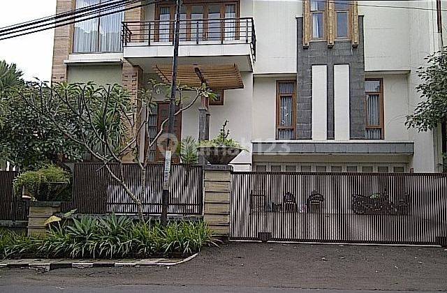 DIJUAL CEPAT RUMAH BESAR BAGUS di Mainroad Ciumbuleuit Bandung 2 Lantai SHM 2