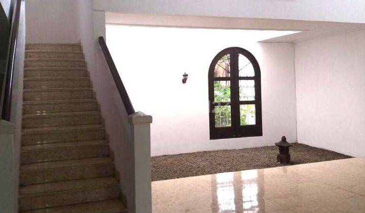 Dijual Rumah Terawat Plus Halaman Luas di Kemang 2