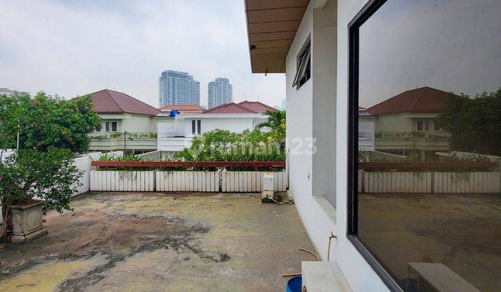 Rumah Dengan Taman Luas Depan Dan Belakang 2