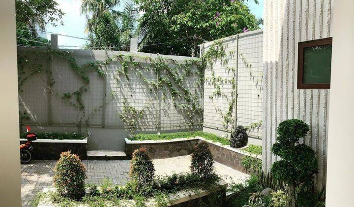 Rumah Mewah Minimalis Dengan Taman Dan Kolam Renang di Kemang 2