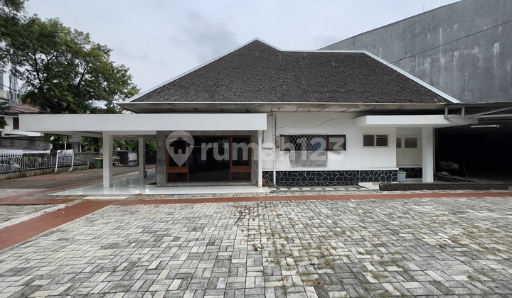 Disewakakn Rumah Cocok untuk Kantor Parkir Sangat Luas 2